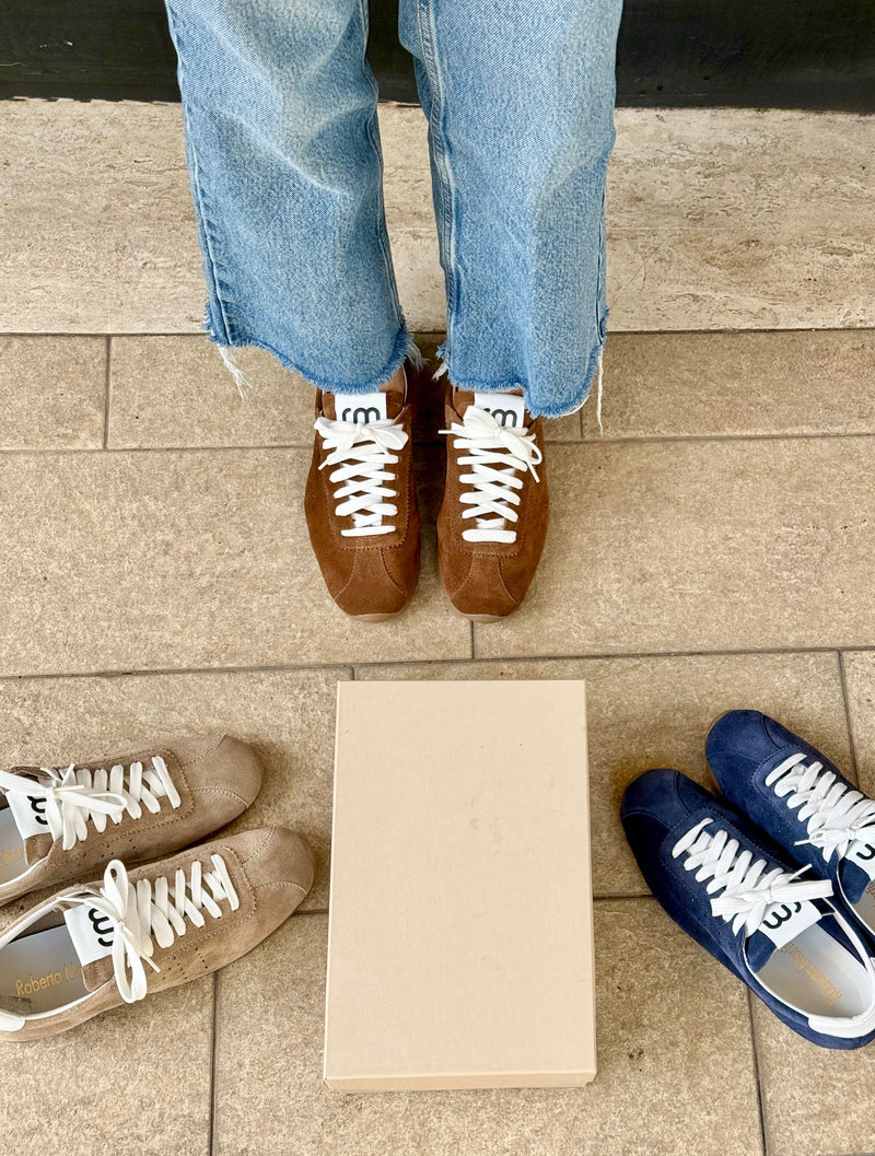 Le sneakers del 2026: vintage slim, satin o suede. Ecco i modelli che faranno tendenza