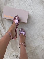 Rosy flat sandal in pink laminate