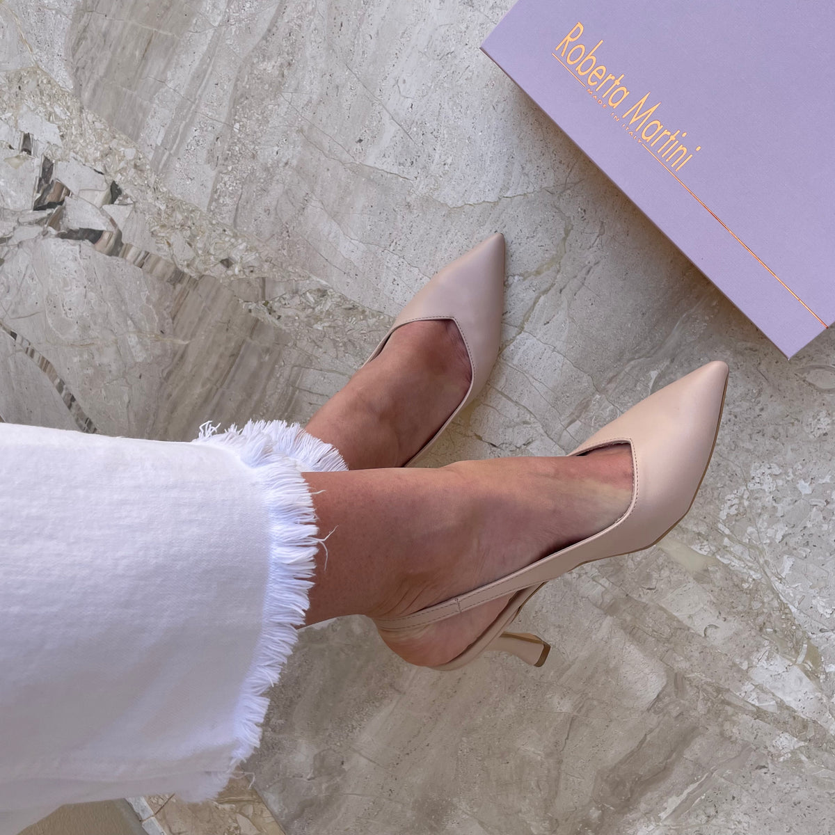 Eva décolleté with beige strap